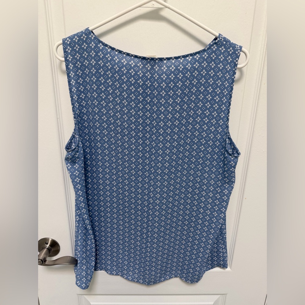 LOFT Light Blue & White Geometric & Floral Design, Sleeveless Blouse, Size L - Picture 4 of 6